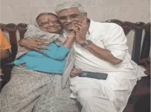 एमएलए सूर्यकांता व्यास, गजेन्द्र सिंह शेखावत को स्नेह करती हुईं।