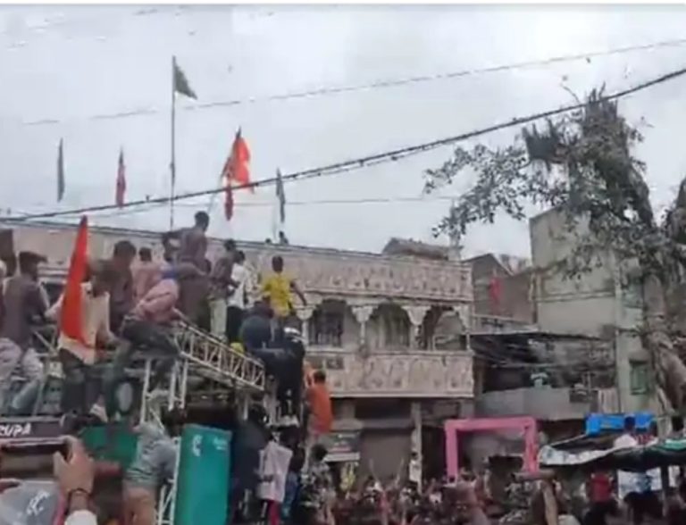 शिव यात्रा पर मस्जिद की छत से पथराव मामले में 15 गिरफ्तार, 5 पुलिसकर्मियों सहित 9 लोग हुए थे घायल, भारी तनाव के बीच पुलिस बल तैनात, गत वर्ष गरबा आयोजन पर भी हुआ था पथराव