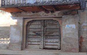 मोहल्ला सादात में मालियों का ये मंदिर अब मंदिर की तरह नहीं लगता।