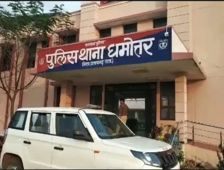 तस्करों से जब्त रकम वाला सीलबंद लिफाफा खोला तो मिली कागज की गड्डियां, 6 साल से रखा हुआ था थाने के मालखाने में