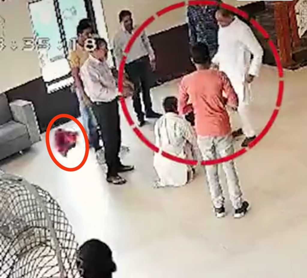 कांग्रेस विधायक ने बुजुर्ग की पगड़ी को लात मार उछाला, बेटे के लिए नाैकरी मांगने विधायक के पास गए ग्रामीण ने पगड़ी उतार रख दी थी पैरों में, पुराने मामले का वीडियो आया सामने