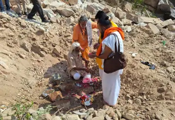 रोप-वे का शिलान्यास करने पहुंचे मंत्री को अधिकारियों ने रोक दिया, साधु-संतों से करवाया भूमि पूजन