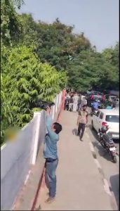 गोविंद सिंह डोटासरा के बंगले के अंदर की फोटो लेने की मशक्कत करता मीडियाकर्मी।