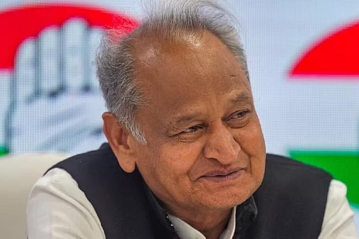 राजस्थान: अशोक गहलोत ने 5 गारंटियां और दीं, 2 रुपए में गोबर खरीदेगी कांग्रेस सरकार, जानें मुख्यमंत्री ने और क्या घोषणाएं कीं, साथ ही जानें उनकी जमीनी हकीकत