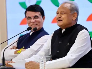 गहलोत का दावा-पायलट के साथ गए लोगों के टिकट क्लियर, सीएम पद छोड़ना चाहता हूं, मगर यह मुझे नहीं छोड़ रहा, छोड़ेगा भी नहीं