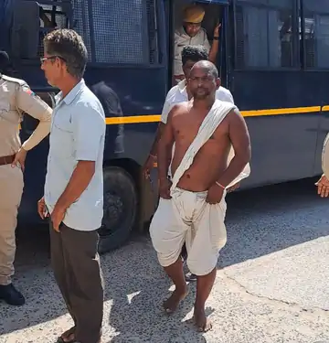 जल समाधि लेने पर किसान गिरफ्तार, बोले- ‘हम अपराधी नहीं कांतिक्रारी है’, ‘जय जवान-जय किसान’ के लगाए नारे