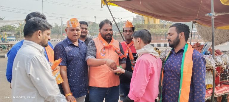 कोटा: भाजपा किसान मोर्चा ने मोदी की सभा के लिए लोगों को पीले चावल बांटकर दिया आमंत्रण