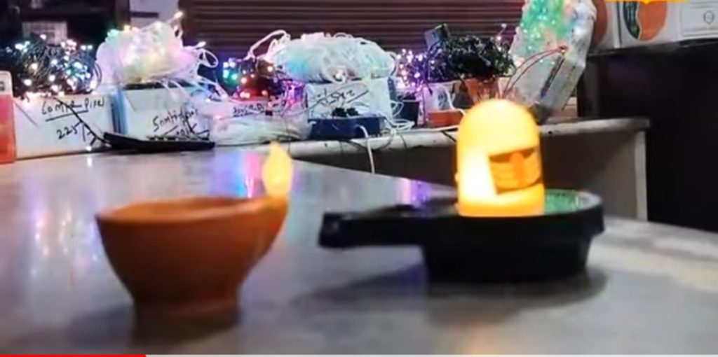 इस दिवाली तेल की जगह पानी से जगमग होंगे दीपक, 100 रुपए में मिलेंगे एक दर्जन, शिवलिंग भी पानी डालते ही जगमगा उठते हैं