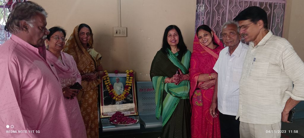 स्वतंत्रता सेनानी ओझा की जीवनी से प्रेरणा लेने की बताई आवश्यकता, गरीबों को कराया भोजन