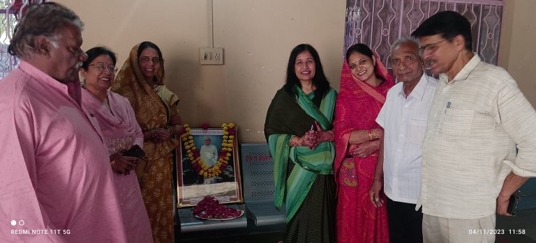 स्वतंत्रता सेनानी ओझा की जीवनी से प्रेरणा लेने की बताई आवश्यकता, गरीबों को कराया भोजन