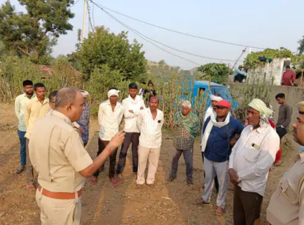 गर्लफ्रेंड की सगाई होने से परेशान युवक ने गर्दन पर डेटोनेटर बांधकर खुद को उड़ा लिया, ब्लास्ट से धड़ अलग हो गया