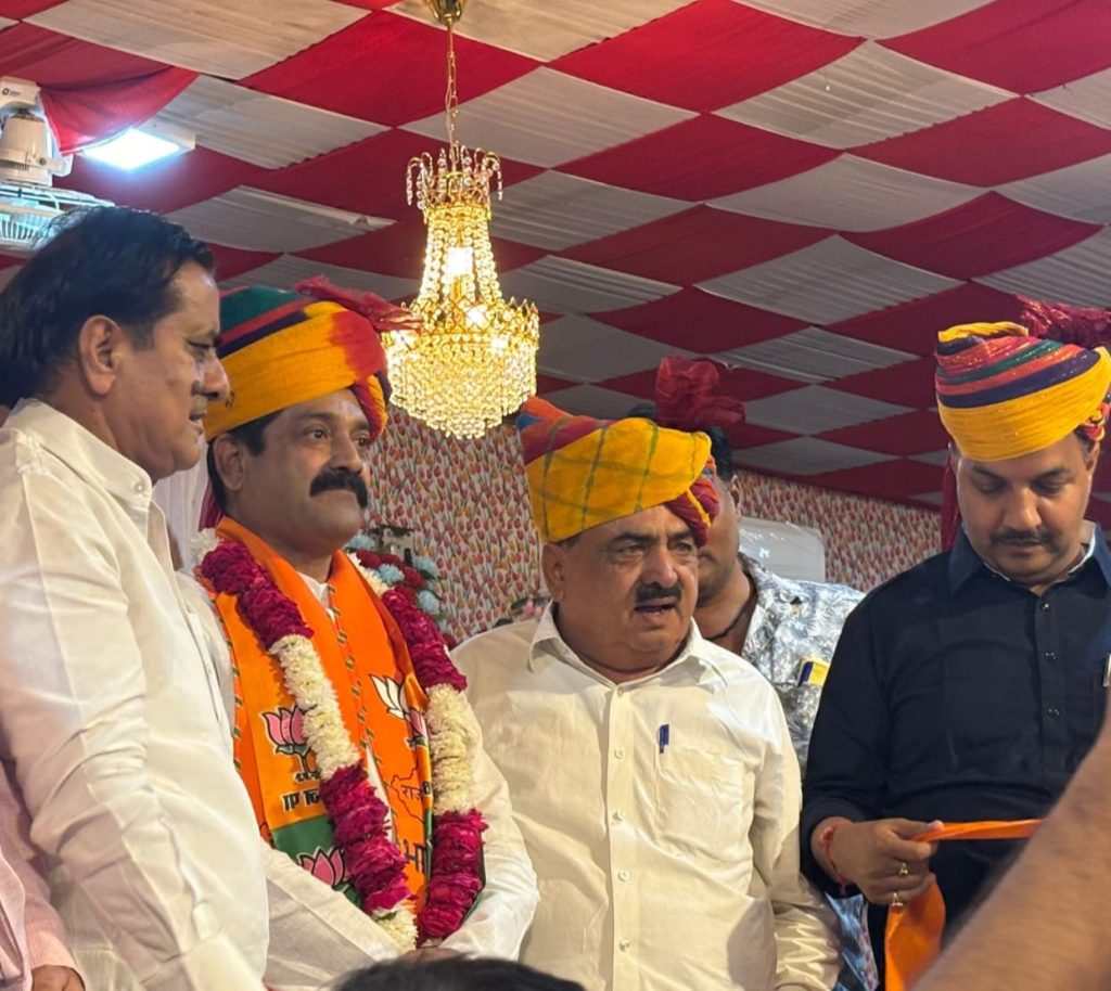 राज्य मेला प्राधिकरण के सदस्य भरत शर्मा कांग्रेस छोड़ भाजपा में शामिल हुए, भारी संख्या में समर्थक भी आ गए उनके साथ