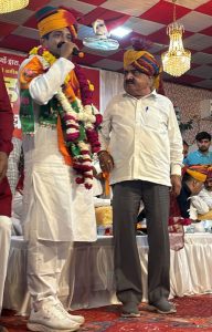भरत शर्मा भाजपा की सदस्यता ग्रहण करने के बाद कार्यक्रम को सम्बोधित करते हुए, साथ में विधायक अशोक डोगरा।