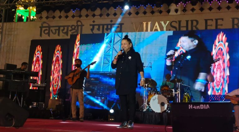 राष्ट्रीय कोटा दशहरा मेला- 2023: सिने संध्या में पद्मश्री कैलाश खेैर के मदमस्त गीतों से सजा विजयश्री रंगमंच, झूमते रहे दर्शक (वीडियो)