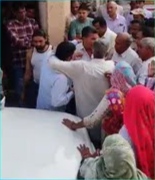 सरपंच ने गिफ्ट में बांटी सिलाई मशीनें और टॉर्च, रिकवरी करने पहुंचे तहसीलदार से हुई धक्का-मुक्की, ग्रामीण ने गर्दन दबोच ली, पुलिस देखती रही