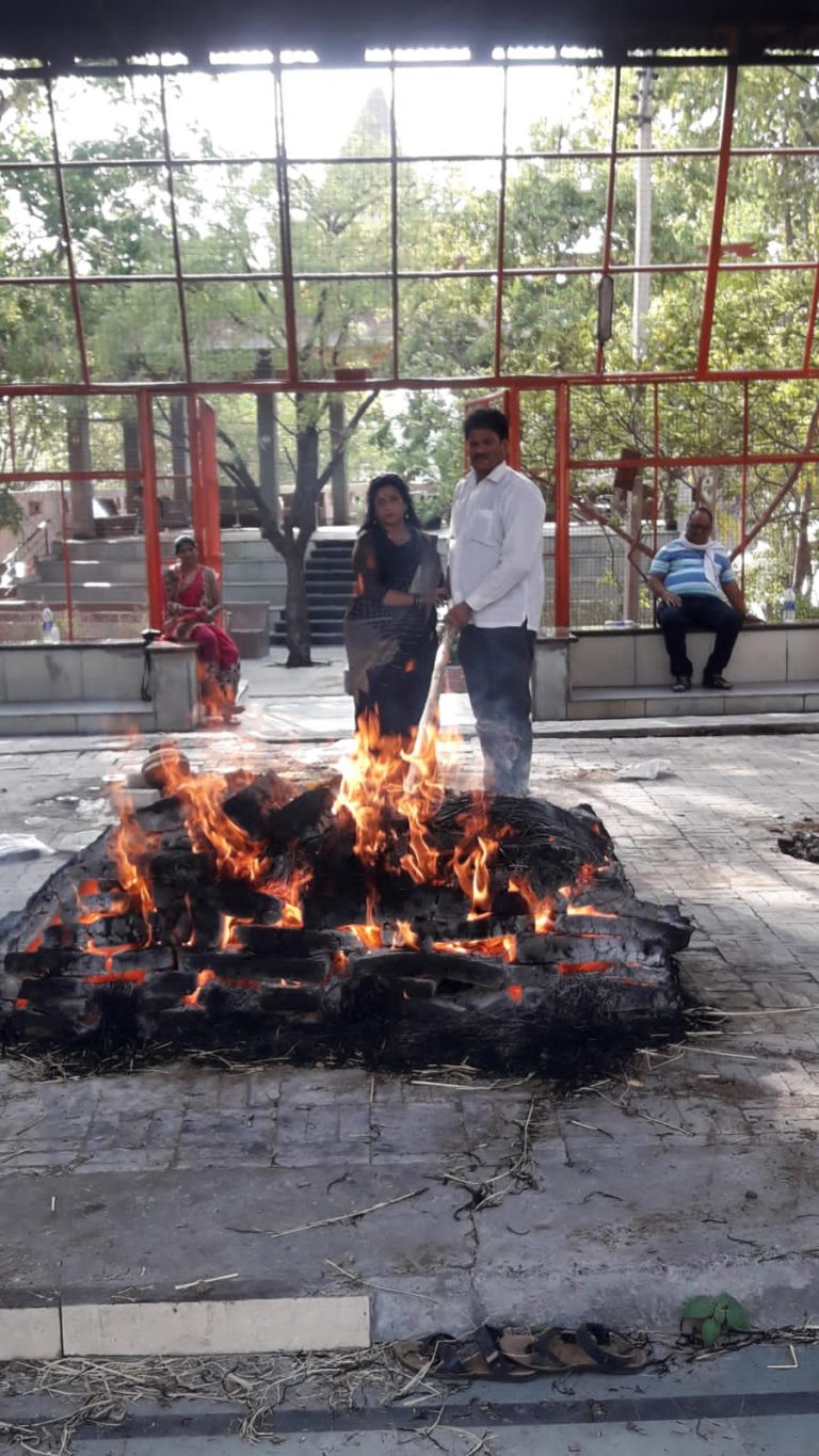 देहदान के संकल्प के साथ अनोखा नवाचार: पति-पत्नी ने खुद की चिता बनाई और अंतिम संस्कार किया