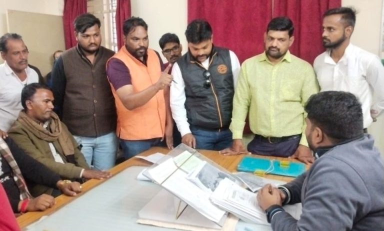 भाजपा किसान मोर्चा ने रोडवेज बस स्टेंड की व्यवस्थाओं में सुधार के लिए प्रबंधक का किया घेराव