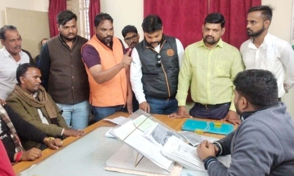 भाजपा किसान मोर्चा ने रोडवेज बस स्टेंड की व्यवस्थाओं में सुधार के लिए प्रबंधक का किया घेराव