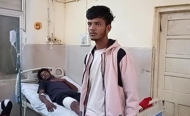 घर से बाहर बुलाकर बदमाशों ने दो भाइयों पर चाकू से हमला किया, अस्पताल में भर्ती