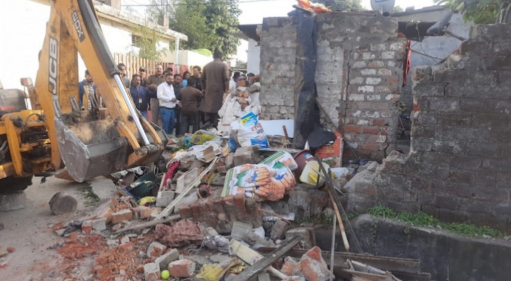 मोहन यादव सरकार का ताबड़तोड़ एक्शन: भाजपा कार्यकर्ता का हाथ काटने के आरोपी के घर पर चला बुलडोजर