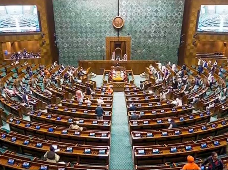 संसद की कार्रवाई में बाधा डालने के आरोप में 15 सांसद पूरे सत्र से निलम्बित, लोकसभा और राज्यसभा में भारी हंगामा