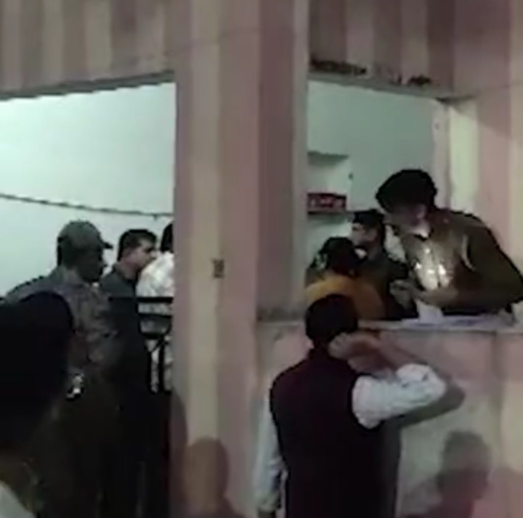 कर्ज से परेशान पति-पत्नी और तीन बच्चों ने की आत्महत्या, मकान मालिक किराया मांगने गया तब पता चला