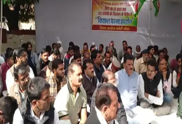 146 सांसदों के निलम्बन पर कांग्रेसियों ने दिया धरना, संवैधानिक संस्थाओं के दुरुपयोग का लगाया आरोप, कहा-तानाशाही बर्दाश्त नहीं करेंगे