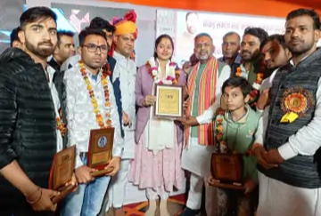 धाकड़ समाज की 261 प्रतिभाओं को किया सम्मानित, राज्यमंत्री नागर का समाज बंधुओं ने आतिशबाजी और पुष्प वर्षा से किया स्वागत