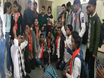 कॉलेज की समस्याओं पर ज्ञापन देने गए एबीवीपी कार्यकर्ता, प्राचार्य नहीं मिले तो कक्ष पर लगा दिया ताला, एक घंटे दिया धरना