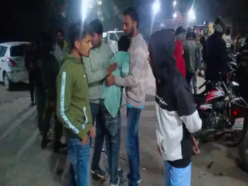 मारपीट के मामले में गवाह युवक की  पिता-पुत्र ने चाकू से कर डाली हत्या, घर के बाहर बुलाकर किया हमला, बचाव में आई मां, भाई व दोस्त भी घायल