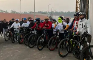 सेहत का संदेश देने के लिए लगाई दौड़: 450 लोग साइकिल रेस में हुए शामिल