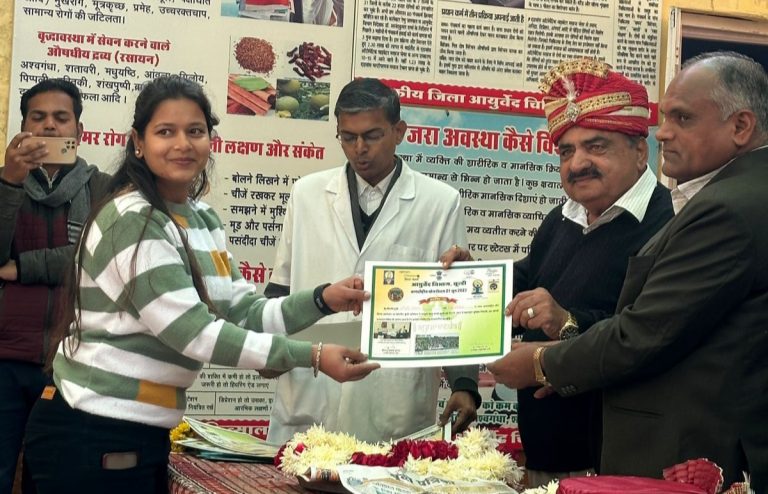 पूर्व विधायक अशोक डोगरा ने किया स्वर्ण प्राशन शिविर का शुभारम्भ, आयुर्वेदिक चिकित्सालय की गतिविधियों की सराहना की
