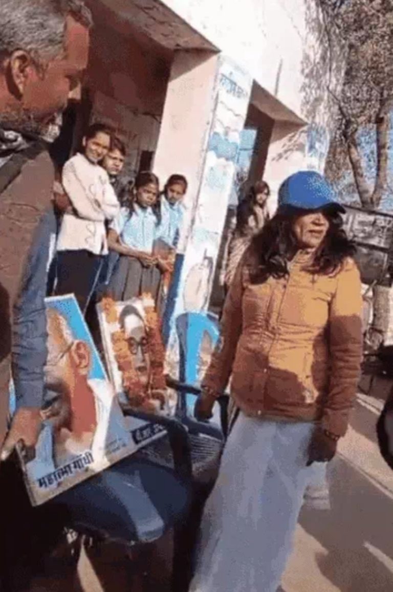 गणतंत्र दिवस समारोह में शिक्षिका ने नहीं रखने दी मां सरस्वती की तस्वीर, बोलीं- शिक्षा के क्षेत्र में सरस्‍वती का क्‍या योगदान? ग्रामीणों ने किया हंगामा, जांच के आदेश