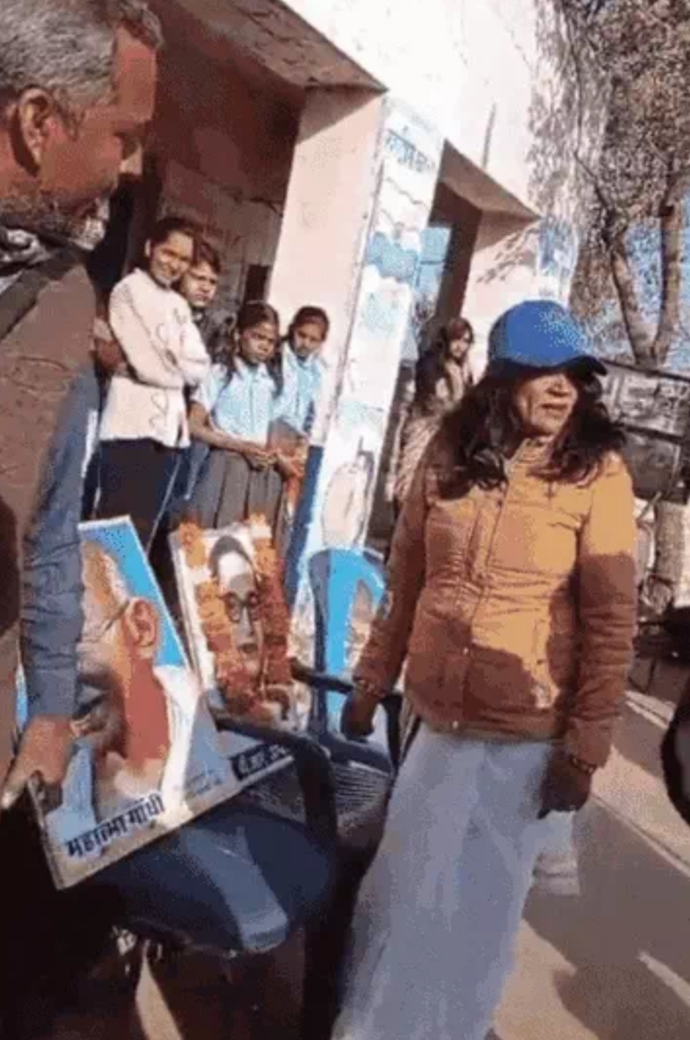 गणतंत्र दिवस समारोह में शिक्षिका ने नहीं रखने दी मां सरस्वती की तस्वीर, बोलीं- शिक्षा के क्षेत्र में सरस्‍वती का क्‍या योगदान? ग्रामीणों ने किया हंगामा, जांच के आदेश