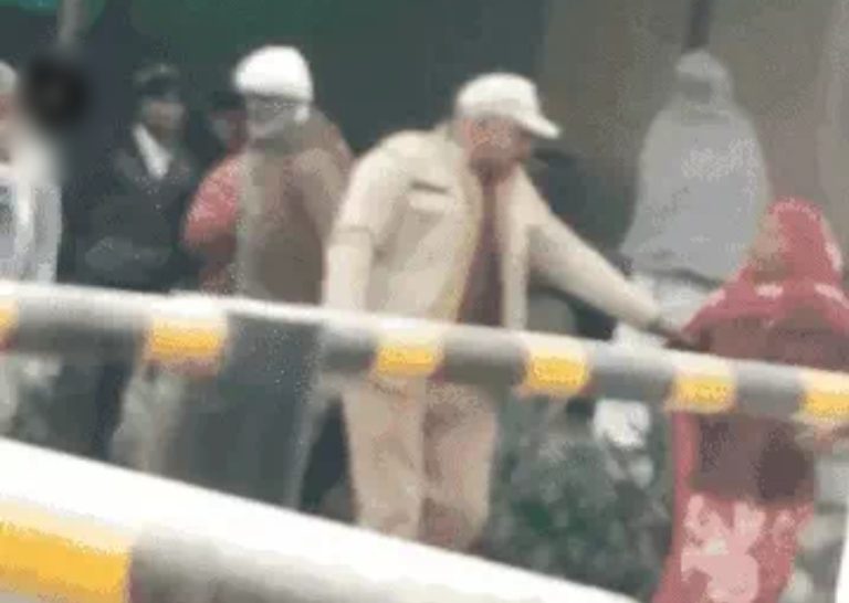 पार्षद और उसके भांजे की मारपीट की शिकार पीड़िता की फरियाद सुनने की जगह हेड कॉन्स्टेबल ने मारा थप्पड़, पुलिसकर्मी पर बाल पकड़ कर खींचने का भी आरोप