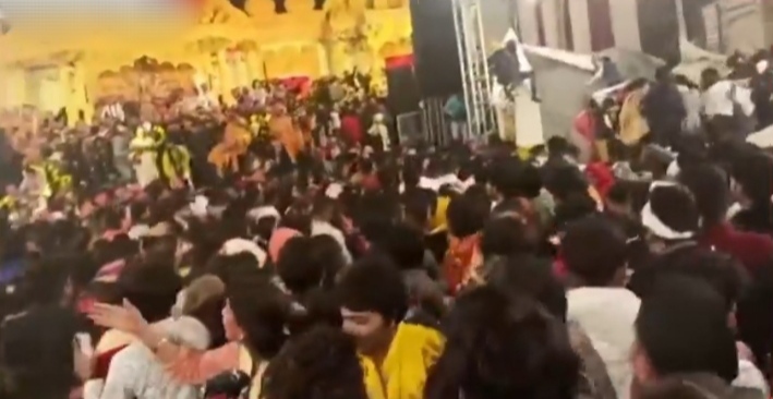 मंदिर में जागरण के दौरान मंच टूटा, भारी अफरातफरी और भगदड़ में एक महिला की मौत, 17 लोग घायल, फोटुओं में देखें हालत