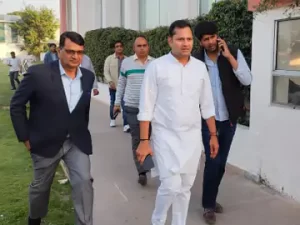 फोटो 23 फरवरी को खेल परिषद के एक्शन के बाद वैभव गहलोत और उनका परिवार आरसीए एकेडमी से बाहर जाता हुआ।