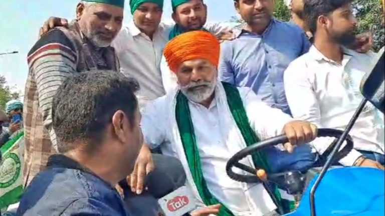 राकेश टिकैत की अगुवाई में किसानों का हल्ला बोल, बेरिकेडिंग तोड़ ट्रेक्टर लेकर कलक्ट्रेट में घुसे