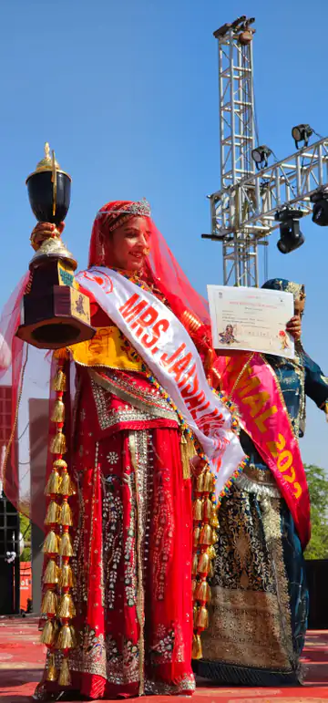 इंटरनेशनल डेजर्ट फेस्टिवल: जयपुर की मरुधर कंवर बनीं मिसेज जैसलमेर, बीकानेर की पारुल को मिला मिस मूमल का खिताब