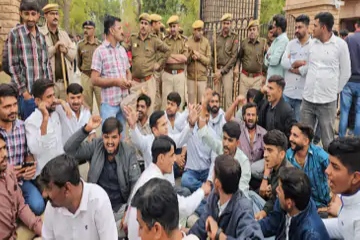 कॉलेज के कार्यक्रम में न बुलाने पर आक्रोश , एनएसयूआई प्रदर्शनकारियों पर लाठीचार्ज-आंसू गैस के गोले दागे, पुलिस बोली-पथराव हुआ