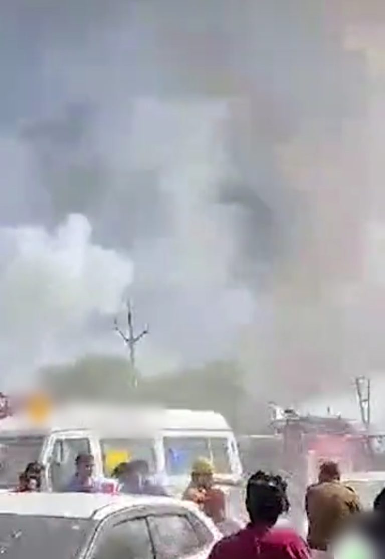 रिहाइशी इलाके में स्थित अवैध पटाखा फेक्ट्री में भीषण धमाका, 11 लोगों की मौत, 100 से अधिक घायल, 60 से ज्यादा घरों में लगी आग