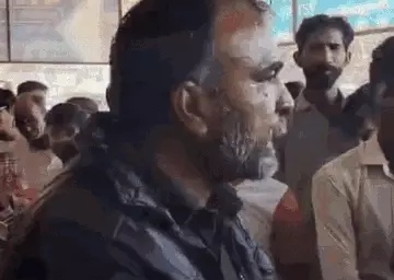 गोल्ड बैंक के सामने ग्राहक ने खुद पर केरोसीन डाल आग लगाने की कोशिश की, लोगों ने बचाया, आरोप-लोन चुकता कर देने के बाद भी सोना नहीं लौटा रहा बैंक