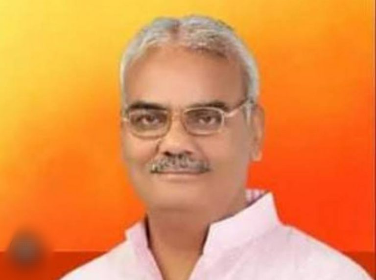 तीन शिक्षकों के खिलाफ स्कूल में जबरन नमाज पढ़वाने की शिकायत, दो शिक्षक निलम्बित, शिक्षिका पर भी की जा रही है कार्यवाही (वीडियो)