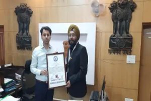 रविन्द्र पाल सिंह कप्पू उदयपुर कलक्टर अरविंद पोसवाल से लंदन बुक ऑफ वर्ल्ड रिकॉर्ड का प्रमाण पत्र ग्रहण करते हुए।