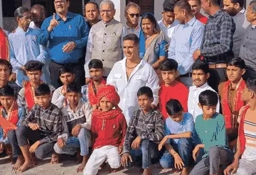 राजस्थान में यहां आदिवासी बच्चों के बीच अचानक पहुंच गए अभिनेता अक्षय कुमार, एक करोड़ रुपए इसलिए देने की घोषणा की