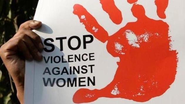 पति, सास‌ और सौतन ने महिला को डायन बता निर्वस्त्र किया, जंजीरों से बांधकर पीटा, पिता शिकायत करने गया तो पुलिस ने कहा-कल आना