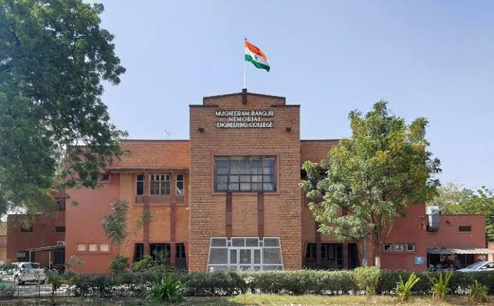 इंजीनियरिंग यूनिवर्सिटी के प्रोफेसर के खिलाफ अंतरिम जांच रिपोर्ट में हड़कम्प मचा देने वाला खुलासा, सही मिली 38 छात्राओं की शिकायतें