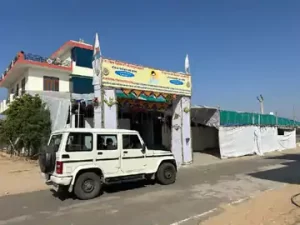 दौसा में आगरा रोड पर गोविंद देवजी मंदिर के सामने एक बाबा के आश्रम पर हुई कार्रवाई। यहां हर्षवर्धन ने 4 बार फरारी काटी थी।