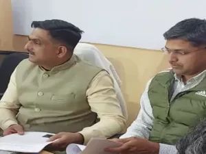 प्रेस ब्रीफिंग में छापेमारी की जानकारी देते हुए एसओजी के एडीजी वीके सिंह (बायें)।