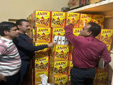 मिलावट की आशंका पर मूंगफली का 3 हजार किलो तेल सीज, एक पीपे की कीमत करीब 2500 रुपए, जांच के लिए भेजा सेम्पल